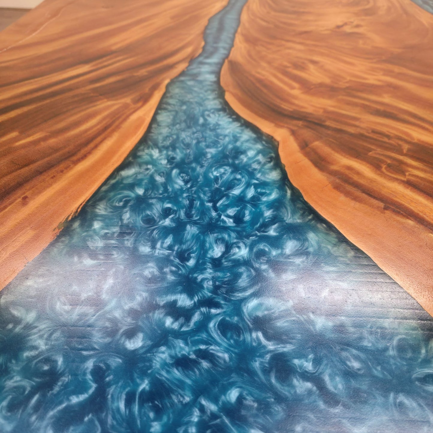 Tavolo da pranzo in noce indiano orientale con bordo vivo in resina blu 210 cm x 145 cm