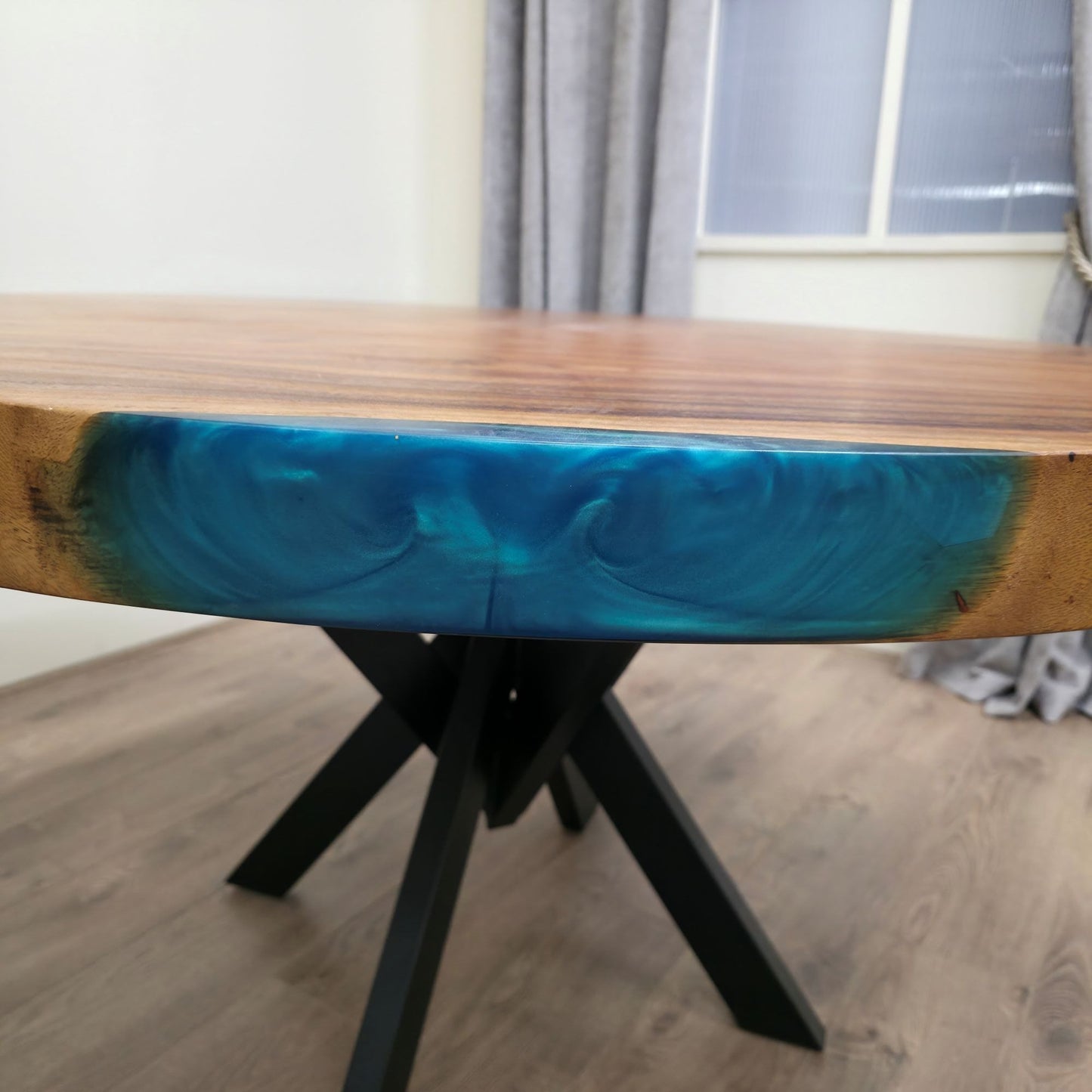 Tavolo da pranzo rotondo in resina blu con bordo vivo in noce indiano orientale da 136 cm